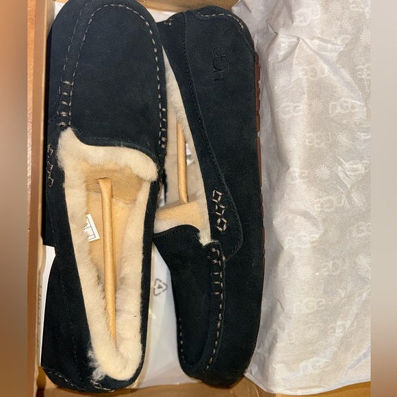 Hello, it is a men's shoe, size 11, new, never used, from the ugg brand. - Picture 3 of 11